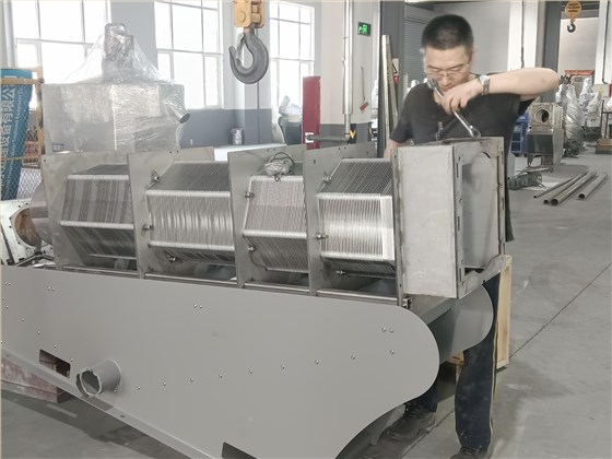 疊螺壓泥機(jī)(1) 疊螺壓泥機(jī)(1)